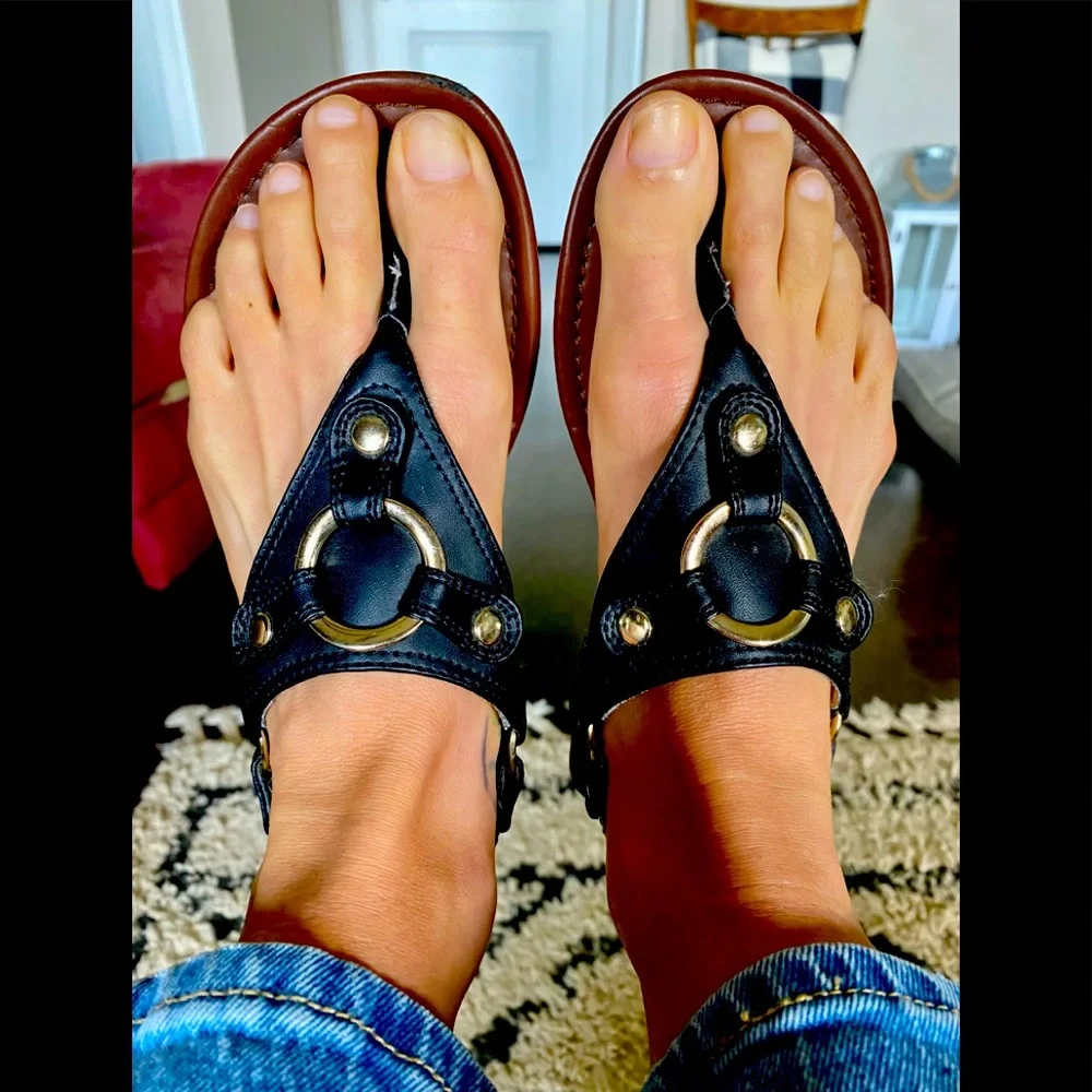 Gap Thong Sandals - Picture 1 of 4
